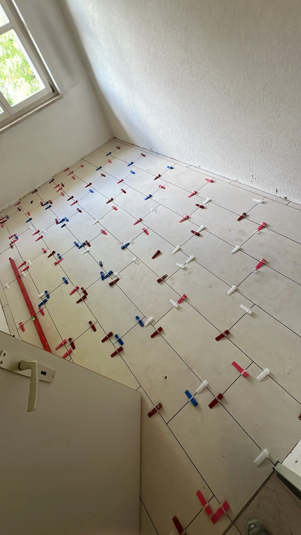 Bodenplatten während der Verlegung in einem Innenraum