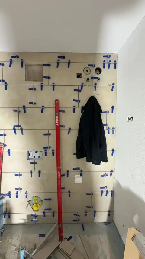 Wandplatten während der kontrollierten Verlegung